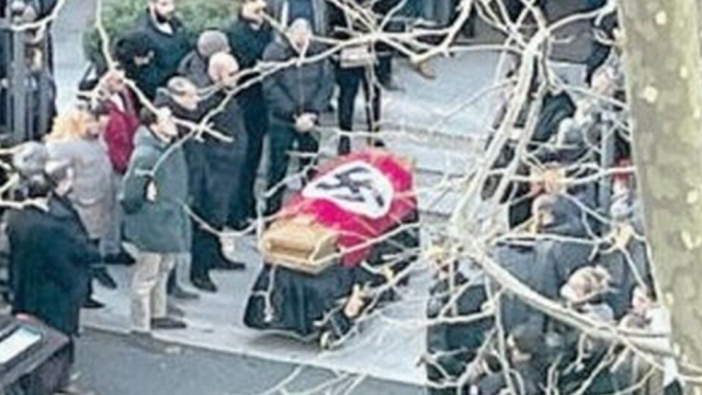 Bandiera nazista sulla bara: parla il fratello della defunta