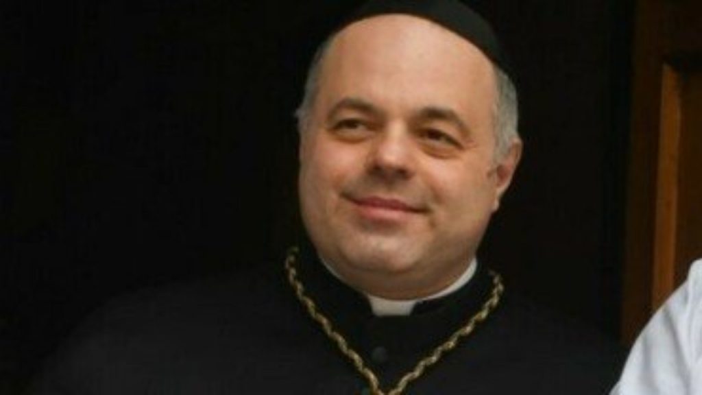 Don Paolo Romeo muore di Covid a 51 anni: diceva che «i vaccini contengono cellule derivate da feti abortiti»