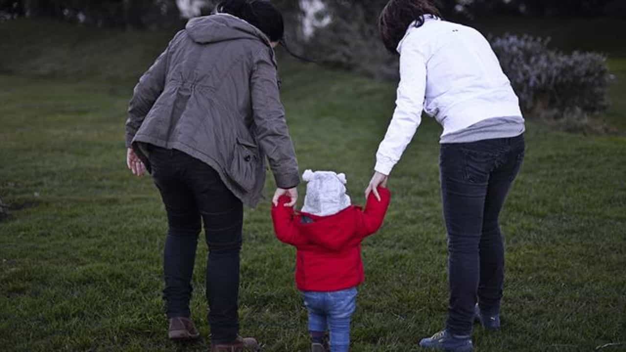 Doppio cognome negato a figlio due madri - meteoweek.com