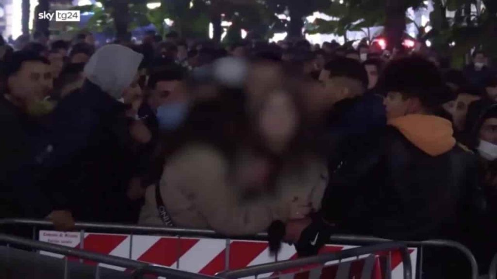 Violenze Capodanno Milano, il gip sui 2 arrestati: “Incuranti della sofferenza delle vittime”