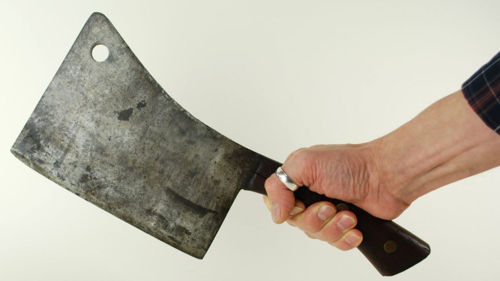 Tenta Di Uccidere La Moglie Con Una Mannaia Salvata Dalla Figlia