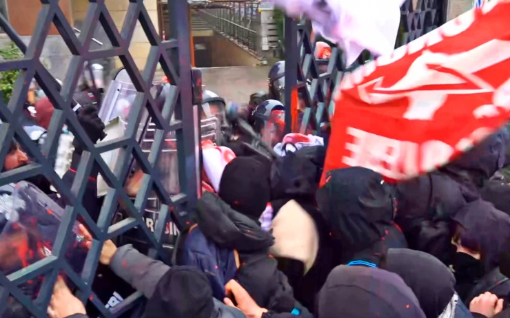 Studenti, assalto a Confindustria: 7 feriti tra le forze dell’ordine [VIDEO]