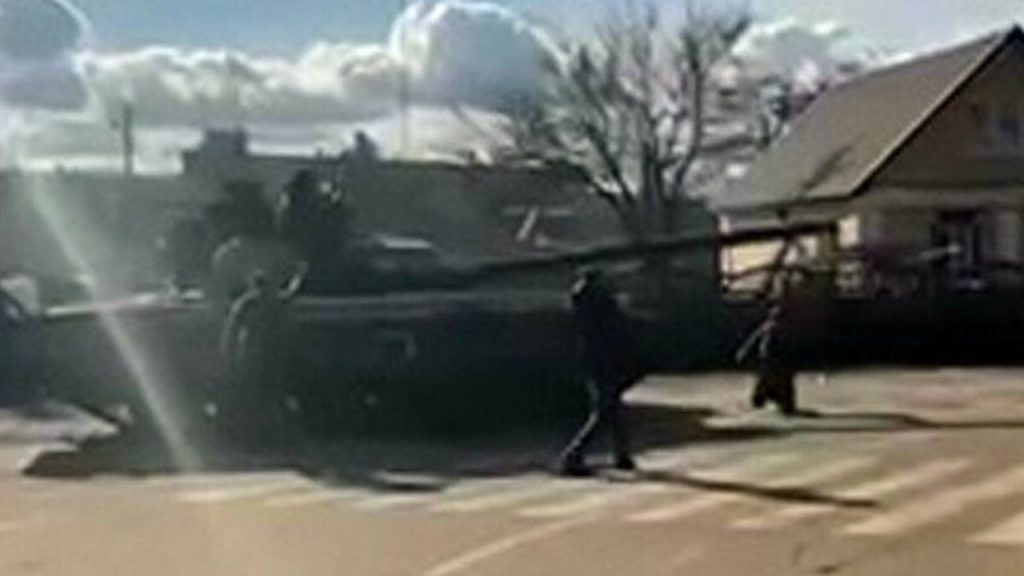 Ucraina, civili in ginocchio cercano di fermare a mani nude l’avanzata russa [VIDEO]