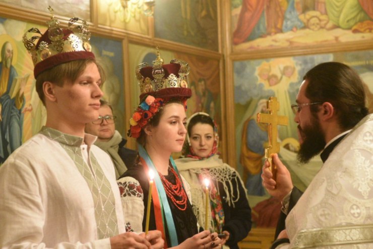 Ucraina, coppia di ventenni si sposa il primo giorno di guerra: “Potremmo morire e volevamo solo stare insieme”