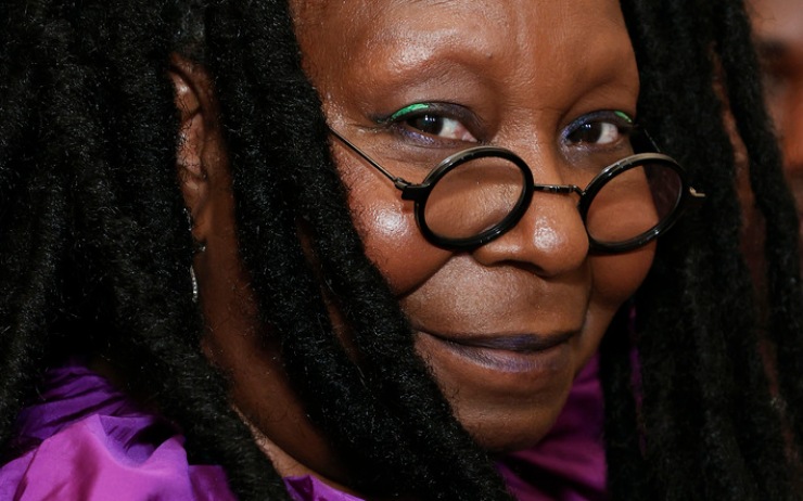 Whoopi Goldberg: “L’Olocausto non c’entra con la razza”. Abc la sospende