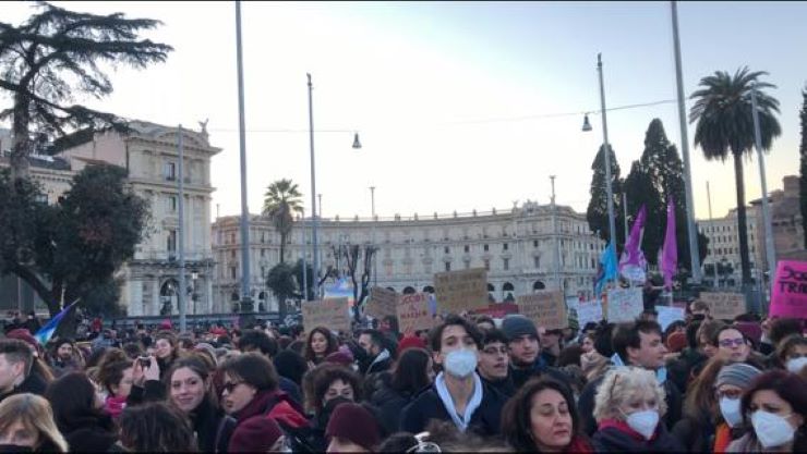 8 marzo, marea rosa a Roma: “Contro il patriarcato e la guerra” [VIDEO]
