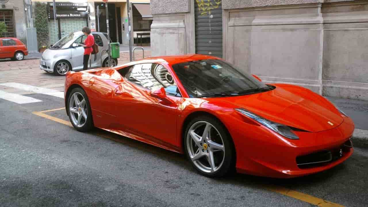 Girano in Ferrari a Milano, ma vengono adocchiati dai rapinatori: lo sparo, il furto, la fuga 