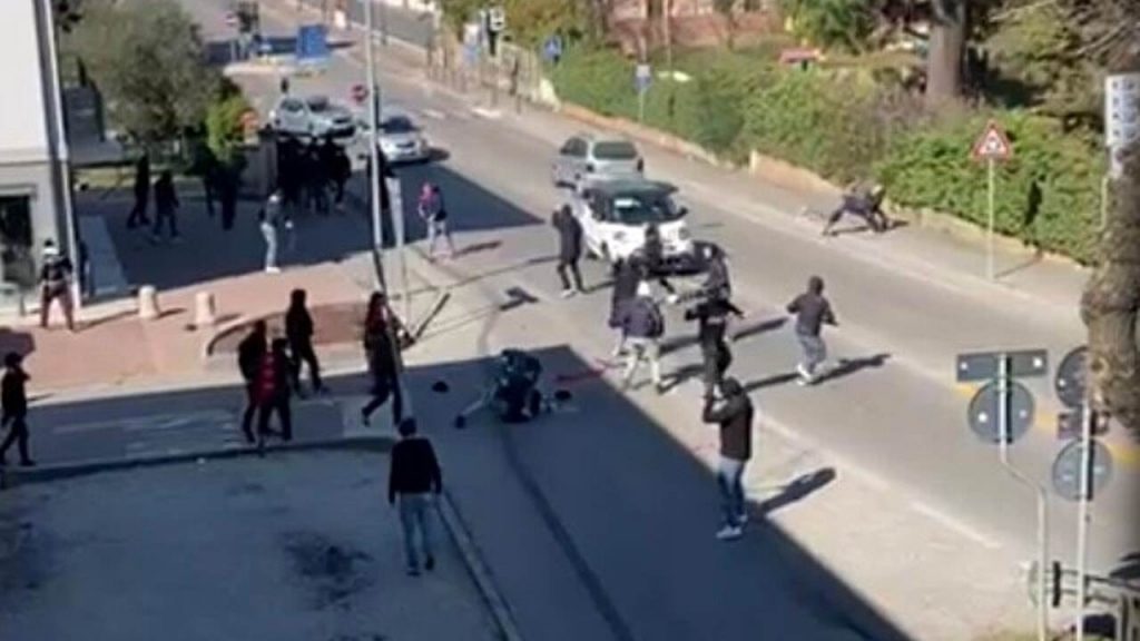 Spaventosa rissa tra ultras nel parcheggio dello stadio [VIDEO]