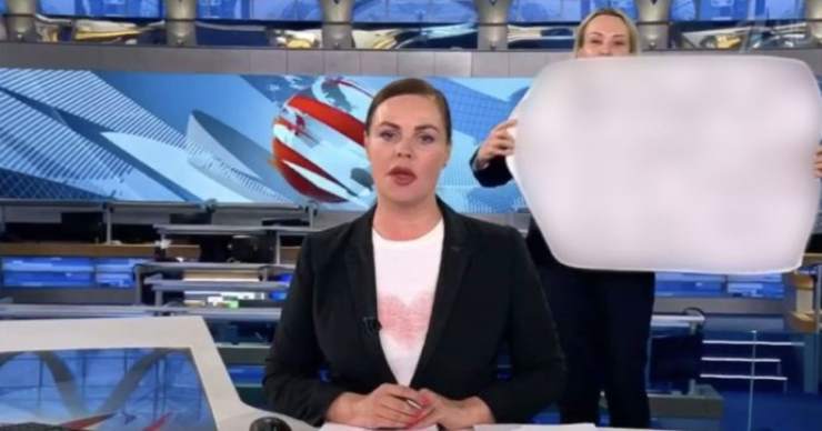 Russia, giornalista blocca il tg in diretta tv ed espone un cartello: “Vi stanno mentendo” [VIDEO]
