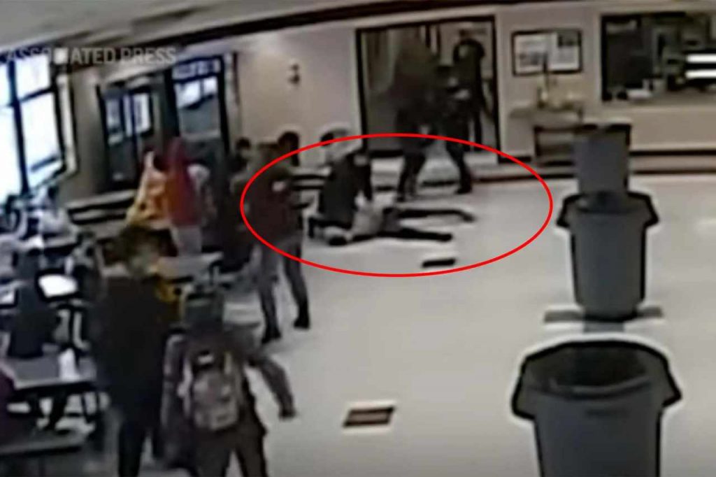 Stati Uniti, agente della polizia preme il ginocchio sul collo di una ragazzina 12enne [VIDEO]