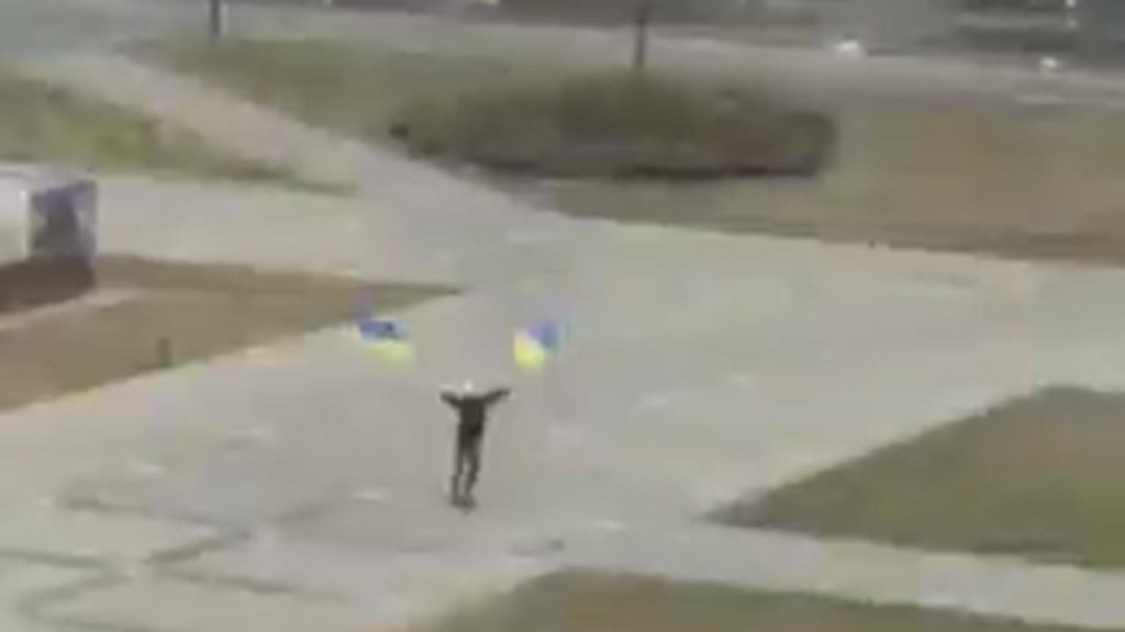 Il filmato dell’uomo in piazza con le bandiere ucraine di fronte ai mezzi blindati [VIDEO] russi