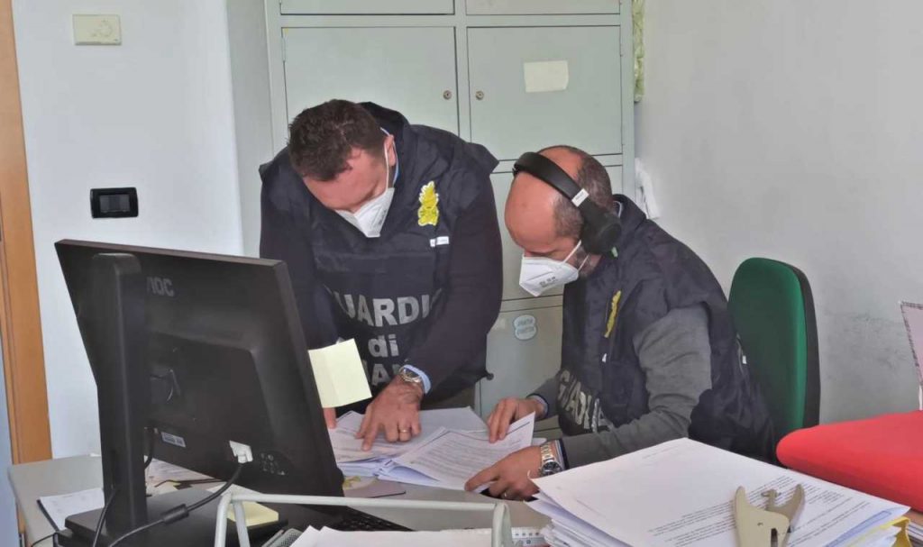 Finanza scopre irregolarità in appalto da oltre 2 mln per una scuola: 5 indagati