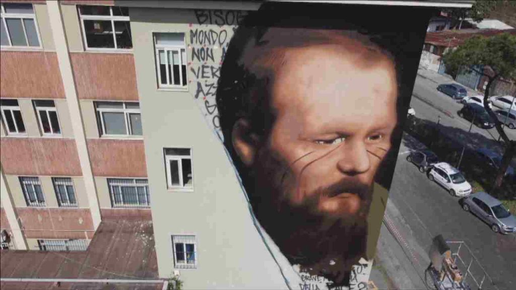 Lo street artist Jorit dipinge Dostoevskij su un muro di Napoli[VIDEO]