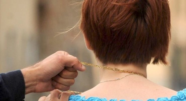Milano, in quattro circondano 21enne e la minacciano per farsi dare catenina e borsa