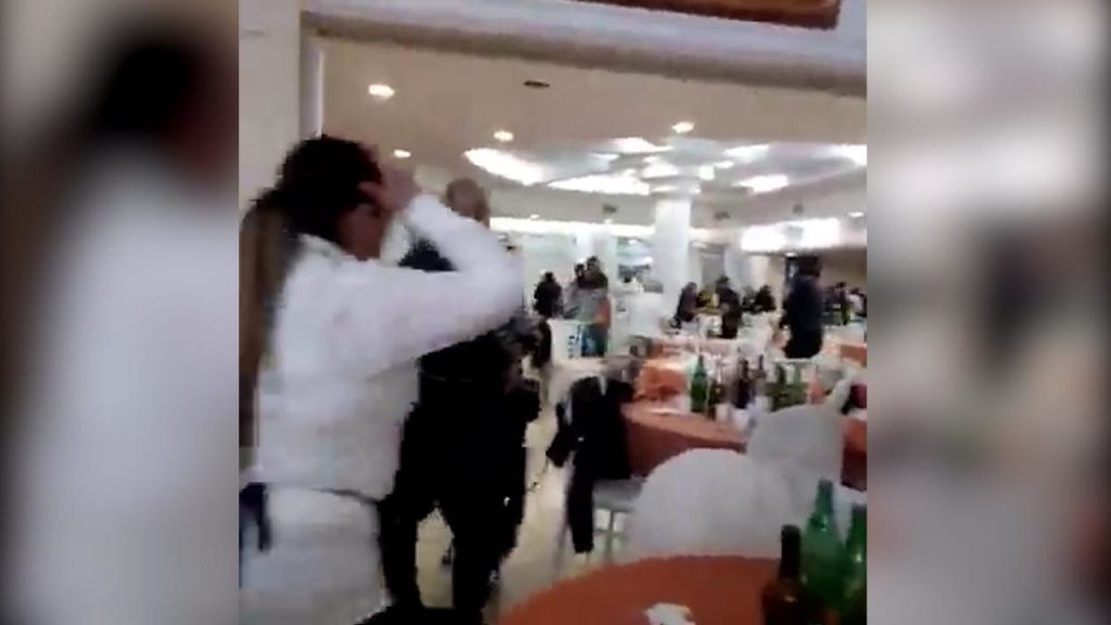 Mega rissa al ristorante per la Festa della donna [VIDEO]