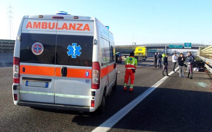 Scende dal tir guasto e viene centrato da una macchina: muore camionista di 52 anni