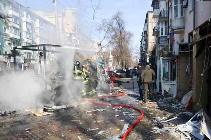 Ucraina: missile fa strage nel centro di Donetsk, Mosca: “Delusi da silenzio occidentale” [VIDEO]