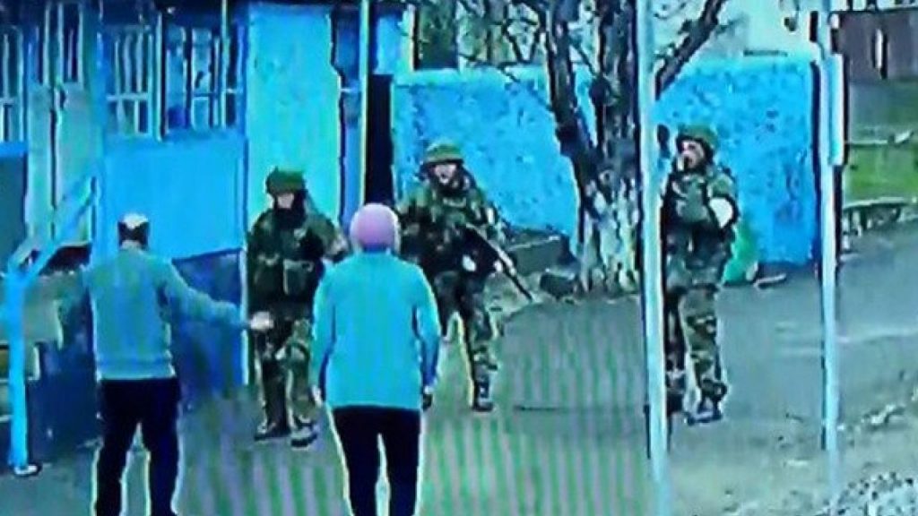 Ucraina: una coppia disarmata caccia soldati russi dalla loro casa [VIDEO]