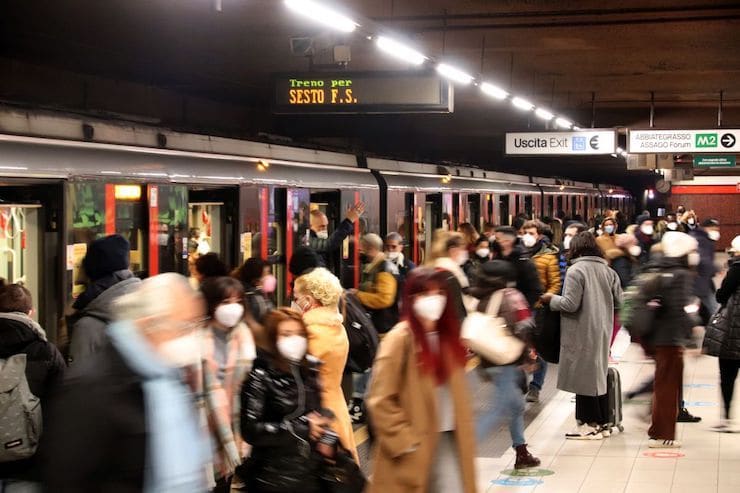 Covid, cosa cambia: via le mascherine al chiuso. Ai rifugiati non servirà il Green Pass