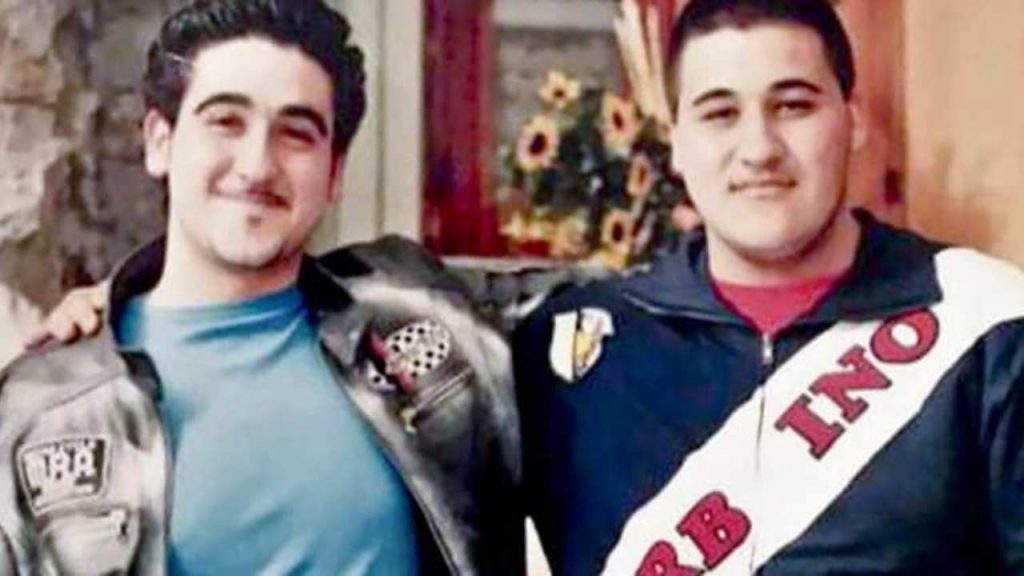 Uccide il fratello bruciandolo vivo, poi canta e ride:«Che dolcezza, posso prendere il posto di Lupin»