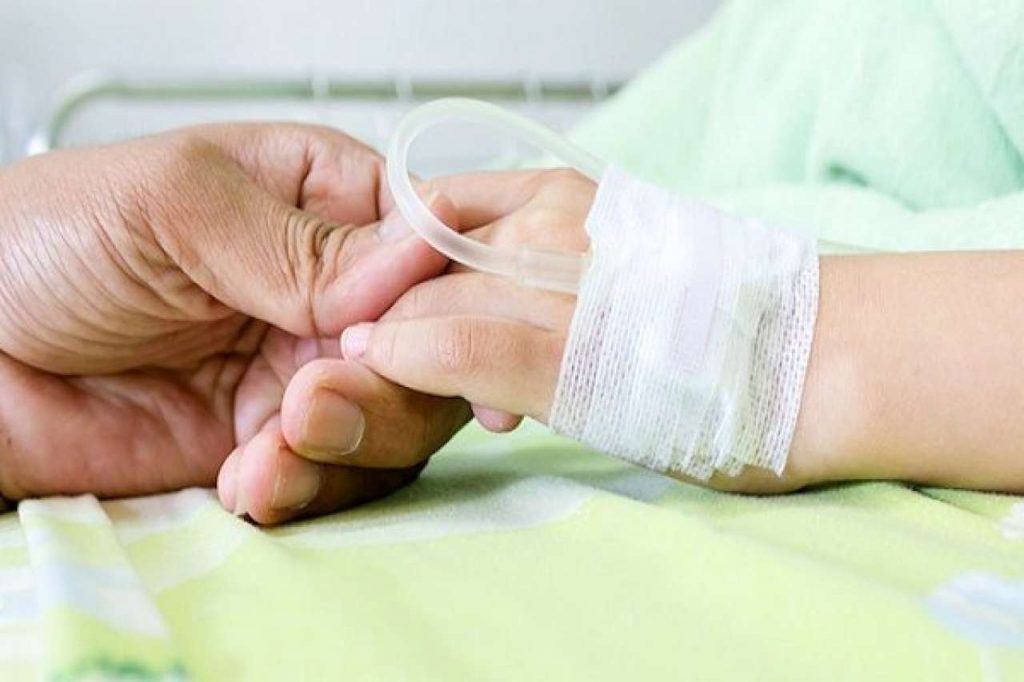 Nonno investe il nipotino mentre fa manovra: il bimbo è grave