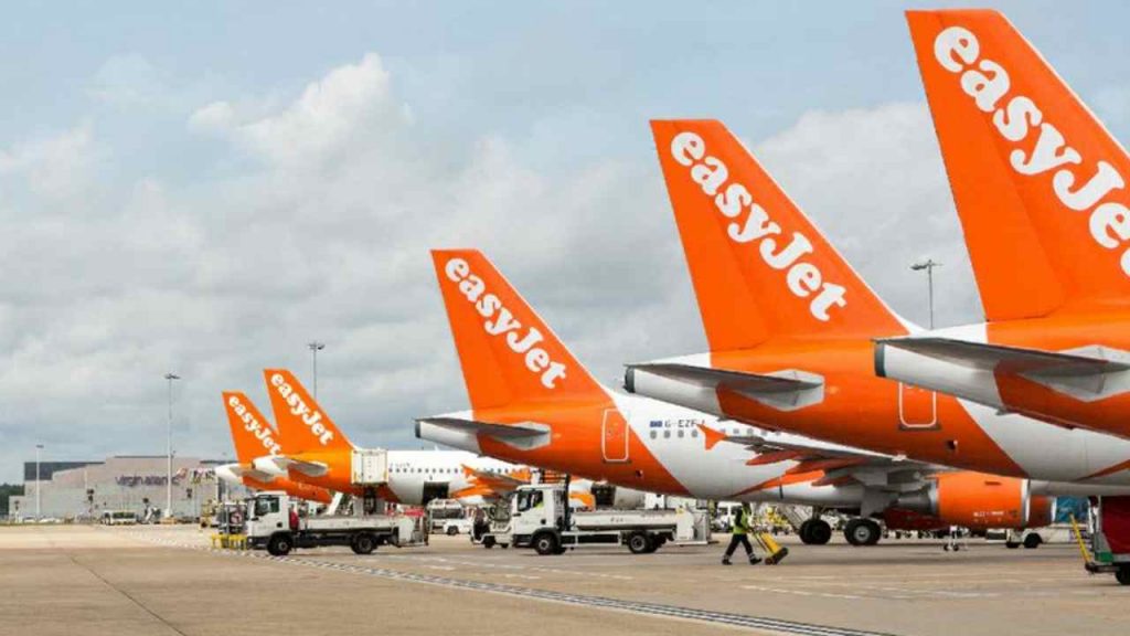 In aereo senza indossare mascherina: EasyJet e British Airways rimuovono 500 voli in 72 ore per i contagi