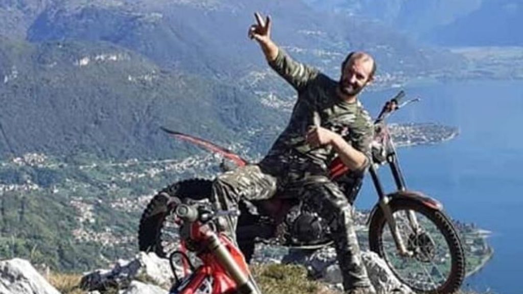 Va a trovare la tomba della madre ed evade dal carcere. E’ caccia all’uomo