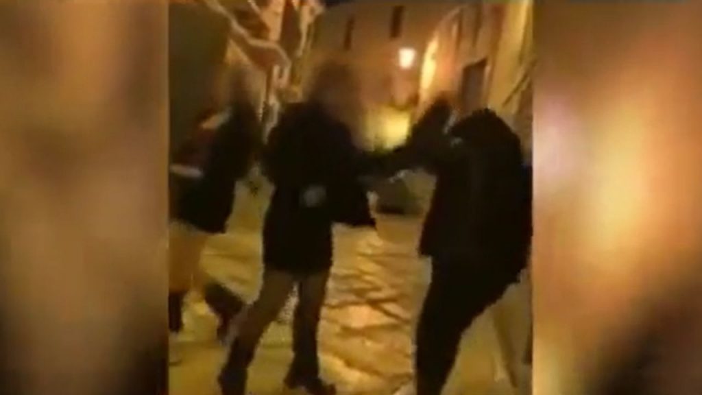 Minorenne picchia coetanea, il video diventa virale e scoppia la polemica [VIDEO]