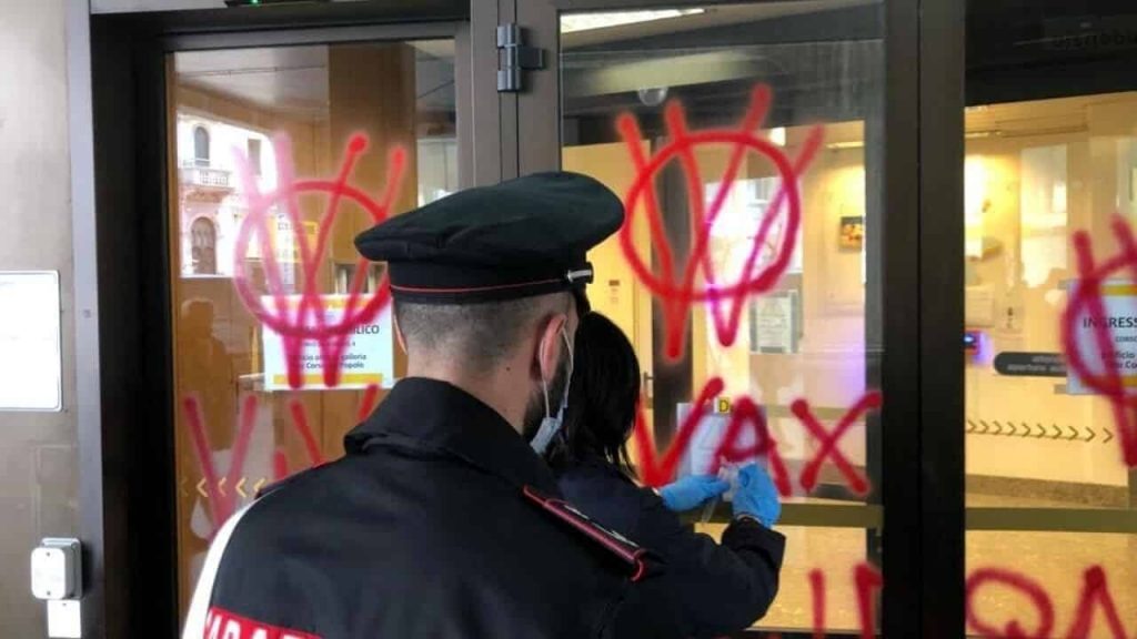 Scritte no vax imbrattano sede Agenzia Entrate e minacciano Zaia, due gli arresti: “Sfregio becero e inutile”