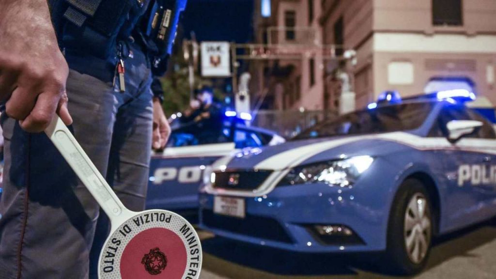 Picchia la moglie e lascia cadere a terra il figlio di 1 anno: un agente salva il bimbo