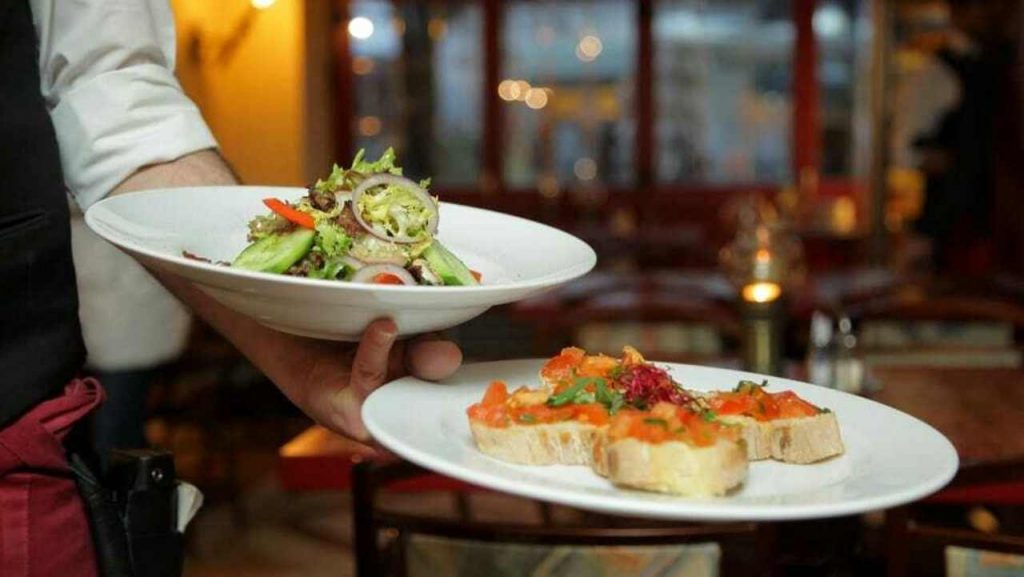 La lamentela di un cliente:«Mi hanno messo a mangiare vicino ai gay». I gestori del locale:«Non venga più»