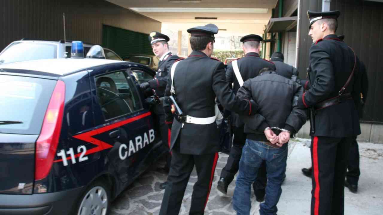 Blitz dei carabinieri all'alba