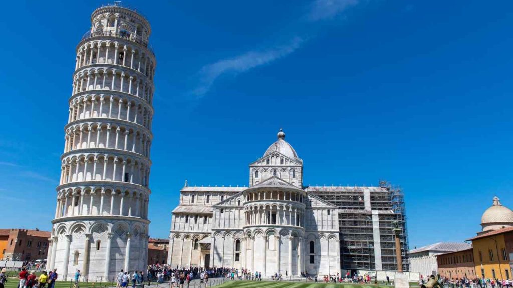 Drone impazzisce e finisce contro la Torre di Pisa: sanzionati due turisti