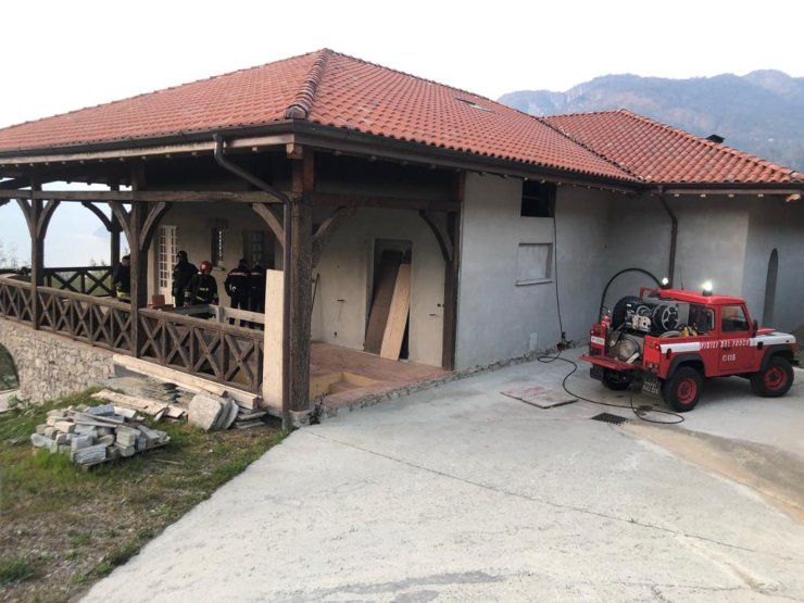 Ignoti incendiano la villa italiana di un oligarca russo, imbrattata l’altra casa
