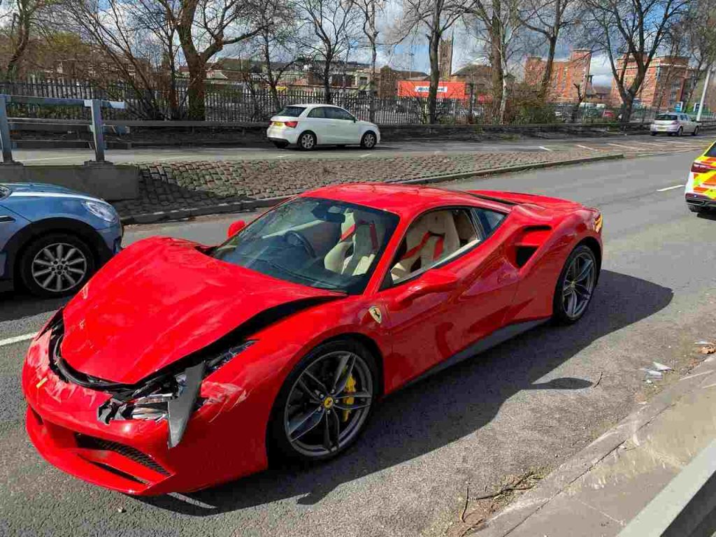 Esce dalla concessionaria con una Ferrari e si schianta dopo tre chilometri