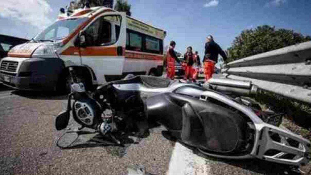 Motociclista non nota il cantiere e sbatte contro cavo d’acciaio: muore a 49 anni