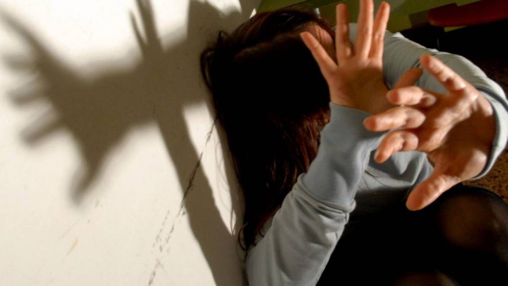 Abusava di tre studentesse minorenni: arrestato professore 54enne