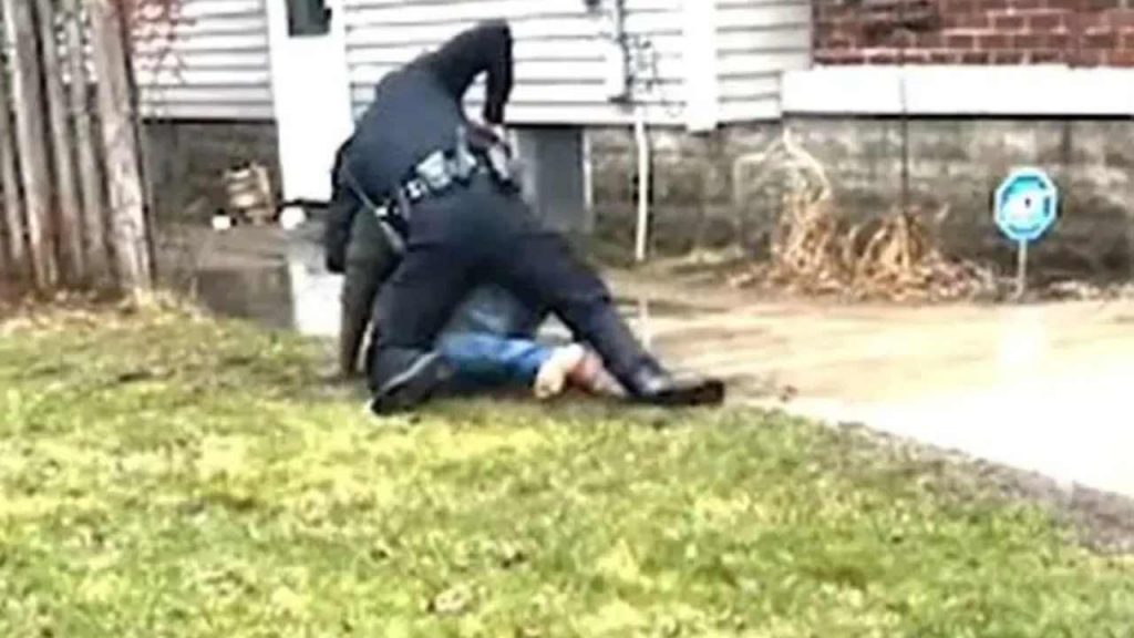 Stati Uniti, agente blocca afroamericano e poi gli spara uccidendolo mentre è in ginocchio [VIDEO]