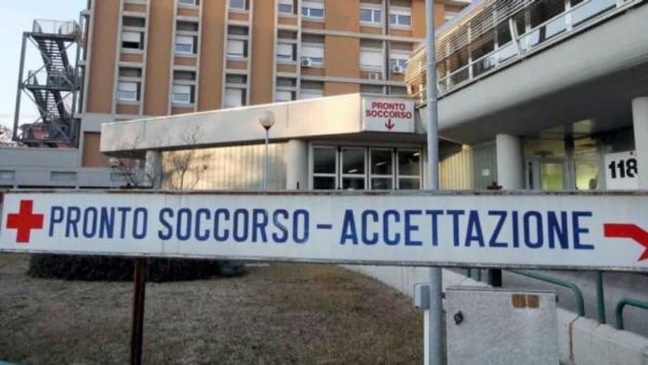 Attimi di terrore al pronto soccorso paziente impazzito ferisce gli infermieri e distrugge il reparto - meteoweek 20220519