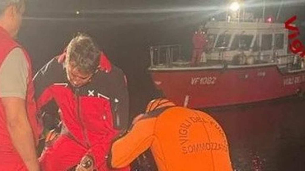 Auto di servizio finisce in mare durante la notte: morto lavoratore scalo