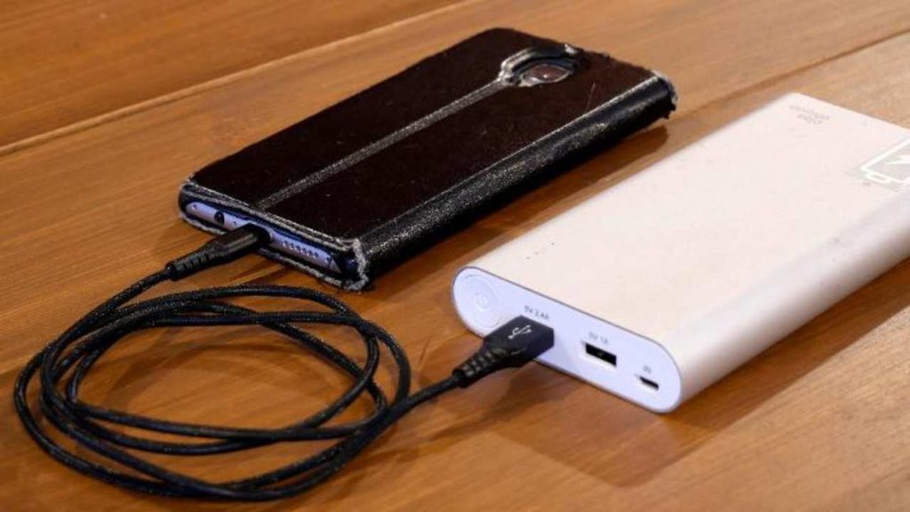 Scoppia batteria power bank nello zaino di un allievo: 8 feriti