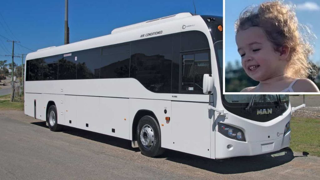 Bimba di 3 anni dimenticata sullo scuolabus per 6 ore: svenuta e disidratata, rischia la vita