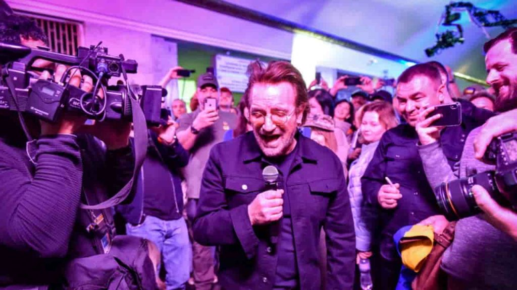 “Stand by Ukraine”: Bono e The Edge volano a Kiev e tengono un concerto nella metropolitana [VIDEO]