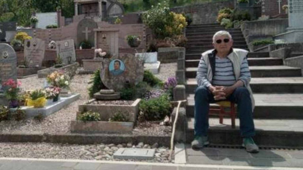 Il figlio muore stroncato da un cancro, papà ne veglia la tomba da 13 mesi:«Dolore innaturale e crudele»