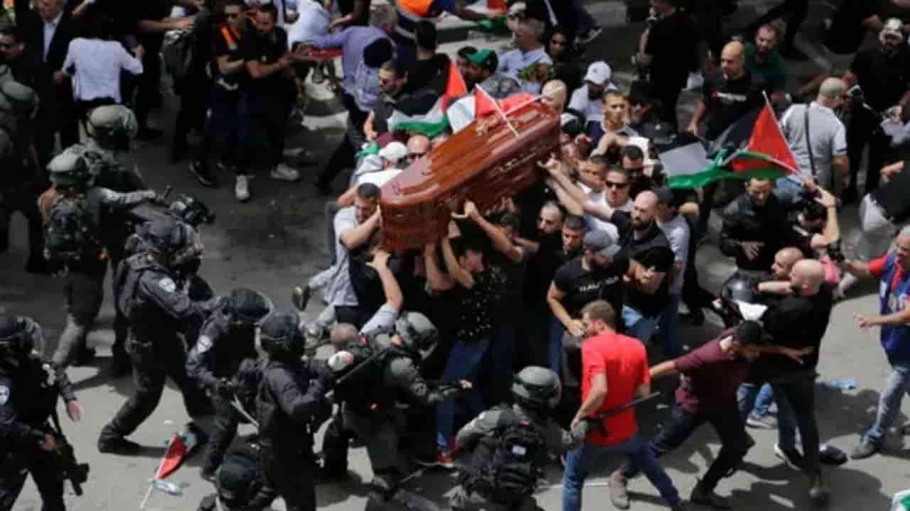 Giornalista uccisa, scontri ai funerali di Shireen Abu Akleh fuoco e lacrimogeni contro la bara - meteoweek 20220514