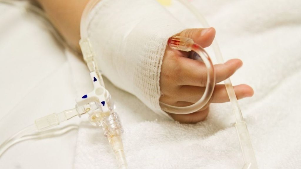 Bimba di 4 anni cade dal terzo piano: fermata la madre per tentato omicidio