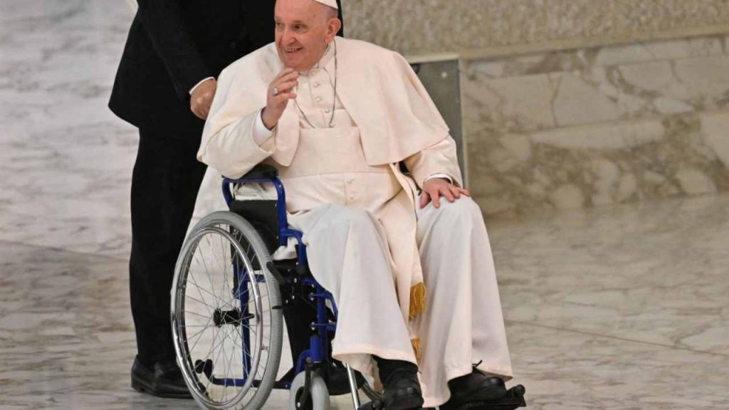 Papa Francesco in carrozzina a incontro con le suore: ecco come sta