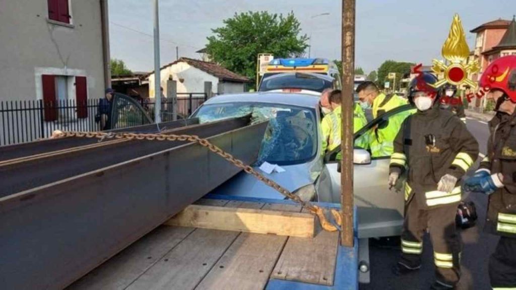 Tampona trasporto eccezionale, trave si conficca nell’auto come un proiettile