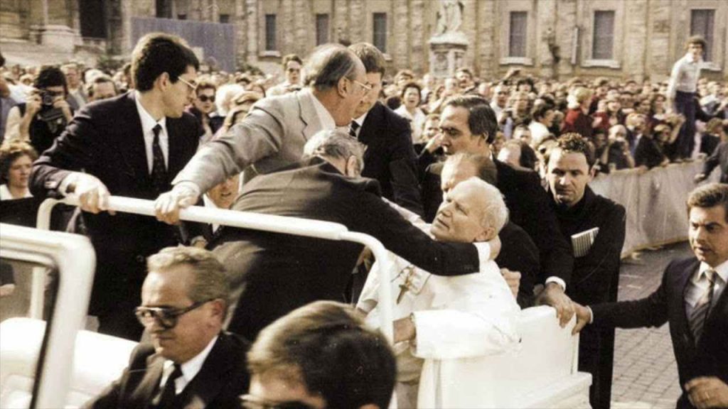 Attentato a Papa Wojtyla, un mistero irrisolto: chi armò la mano dell’estremista turco?