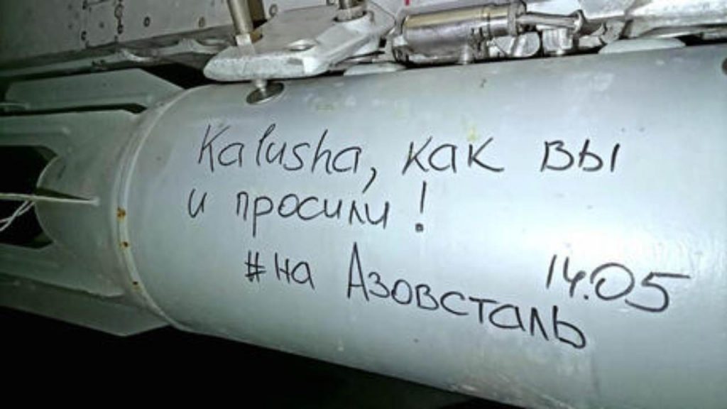 Guerra in Ucraina:«Russi scrivono frasi della band Kalush sulle bombe destinate alla Azovstal»